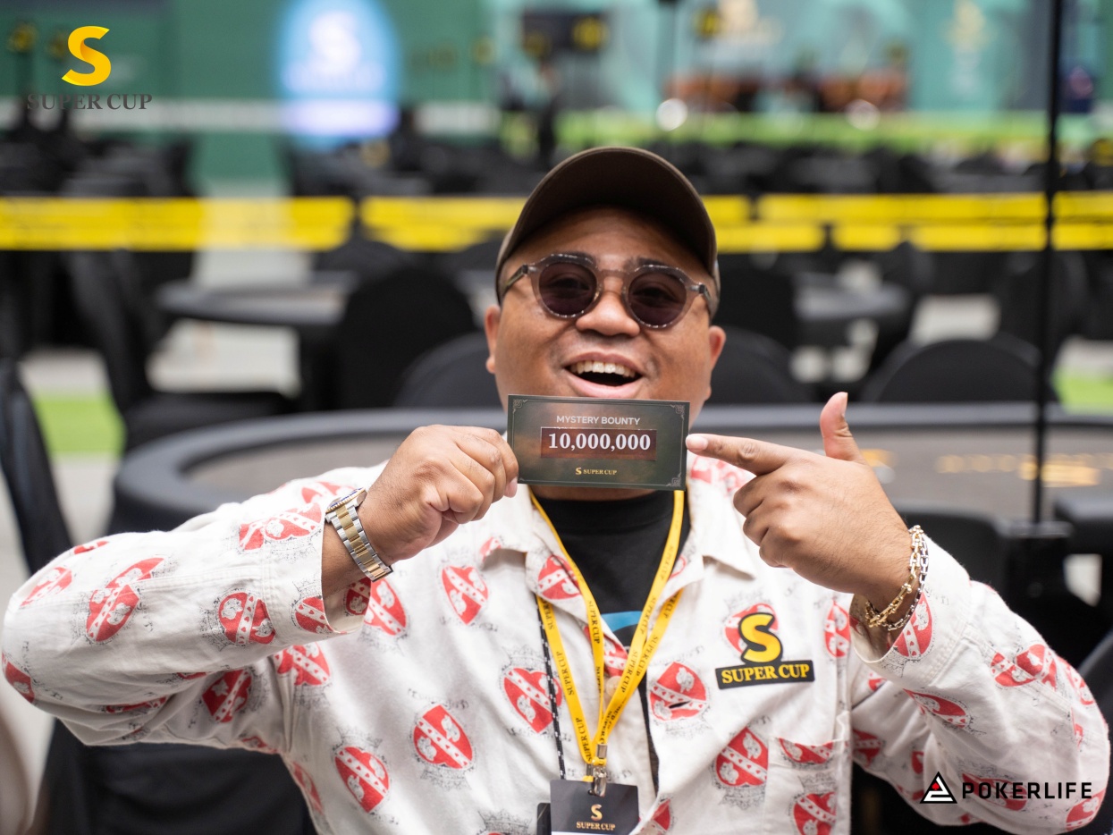 最高額のバウンティカードを手にしたアントニーさん