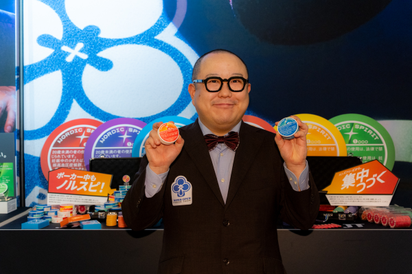 NORTH STAR特設ブースでノルディックスピリットを持って笑顔を見せるみさわさん