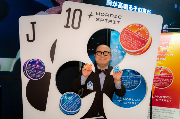 NORTH STARの特設パネル前でポーズをとるプロポーカープレイヤーのみさわさん