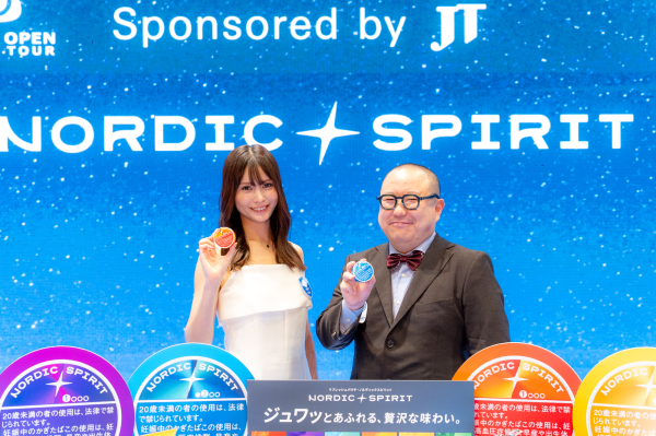 岡本詩菜さんとみさわさんがトークセッションで登壇している様子
